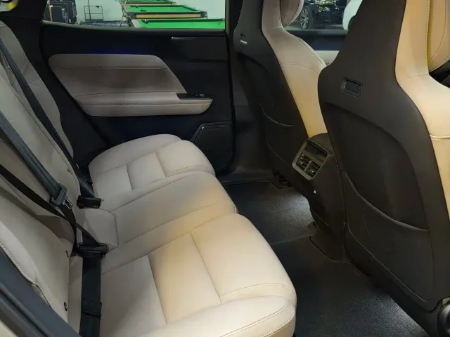 Volvo XC70 Plug-in Hybrid — Фото автомобиля 5