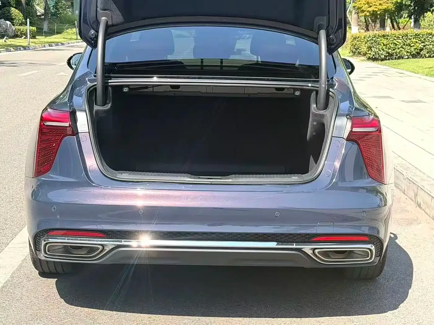 Hongqi Hongqi H5 2024 1.5T DCT Smart Connect Flag Rhythm Edition — Фото автомобиля 11