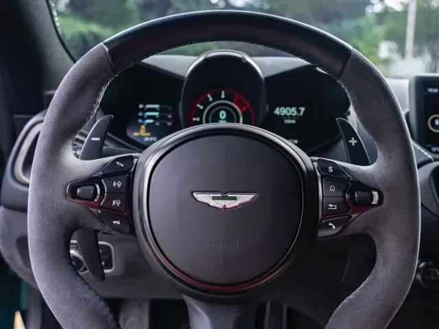 Aston Martin V8 Vantage — Фото автомобиля 16