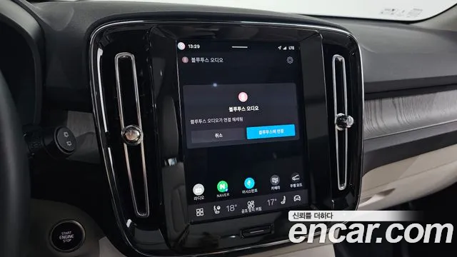 Volvo XC40 — Фото автомобиля 24