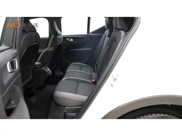Volvo XC40 — Фото автомобиля 7