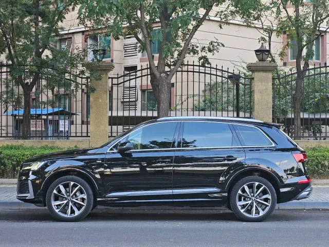 Audi Q7 — Фото автомобиля 2
