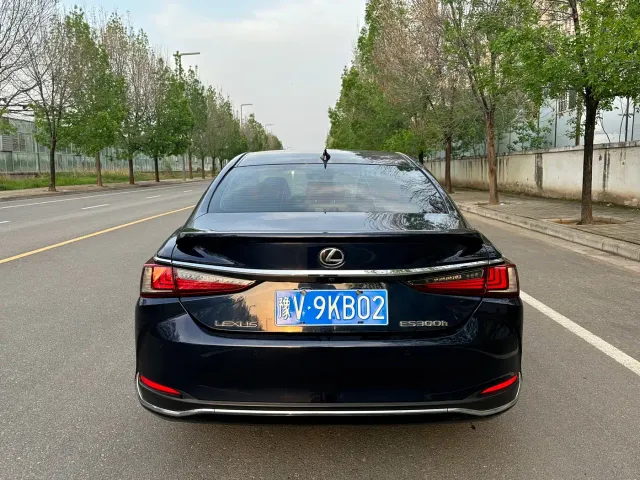 Lexus ES — Фото автомобиля 14