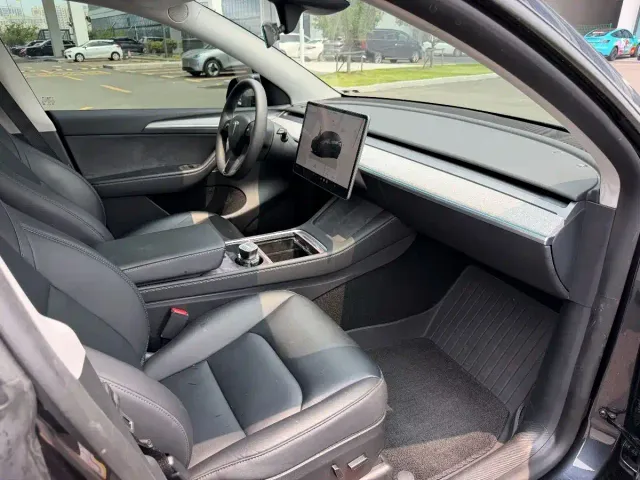 Tesla Model Y — Фото автомобиля 13