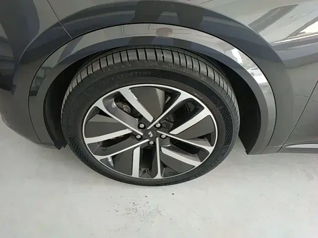 Li Auto L8 — Фото автомобиля 22