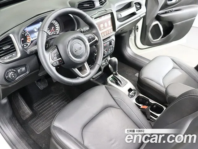 Jeep Renegade — Фото автомобиля 17
