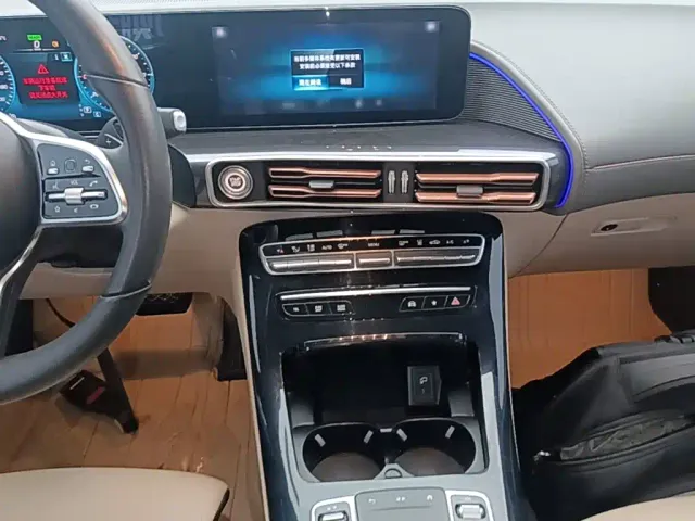 Mercedes-Benz EQC — Фото автомобиля 12