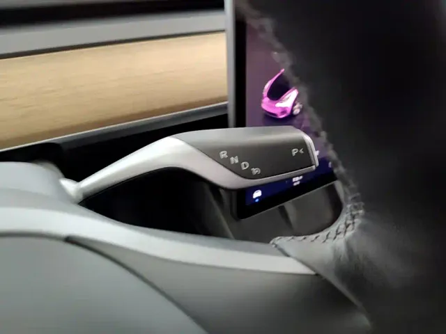 Tesla Model Y — Фото автомобиля 13