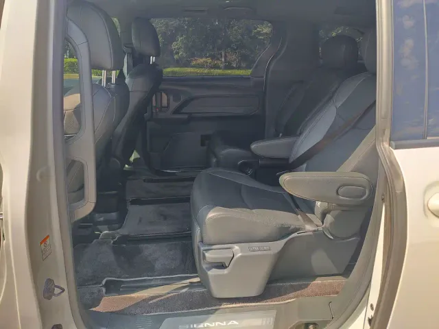 Toyota Sienna — Фото автомобиля 10