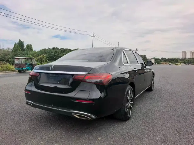 Mercedes-Benz E-Class — Фото автомобиля 4