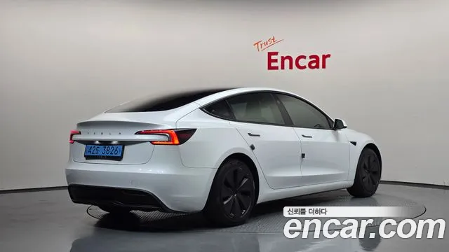 Tesla Model 3 — Фото автомобиля 2