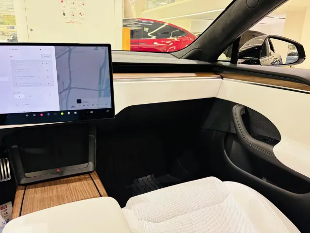 Tesla Model S — Фото автомобиля 17