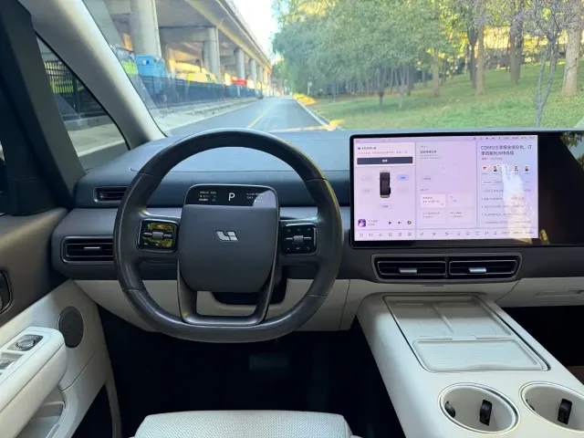 Li Auto MEGA — Фото автомобиля 11