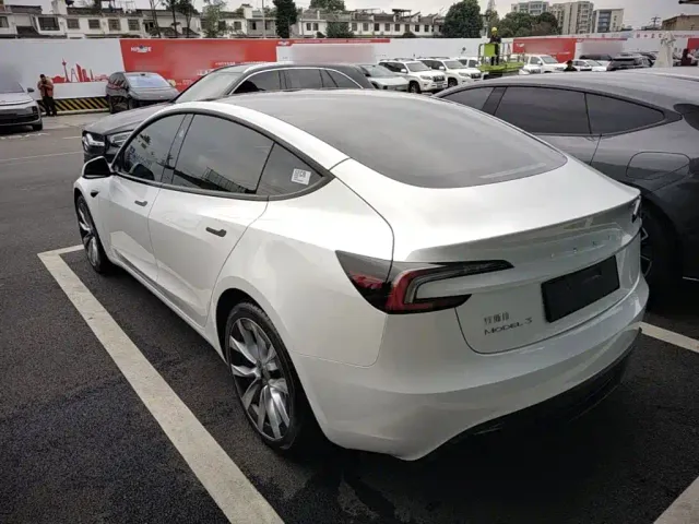 Tesla Model 3 — Фото автомобиля 4