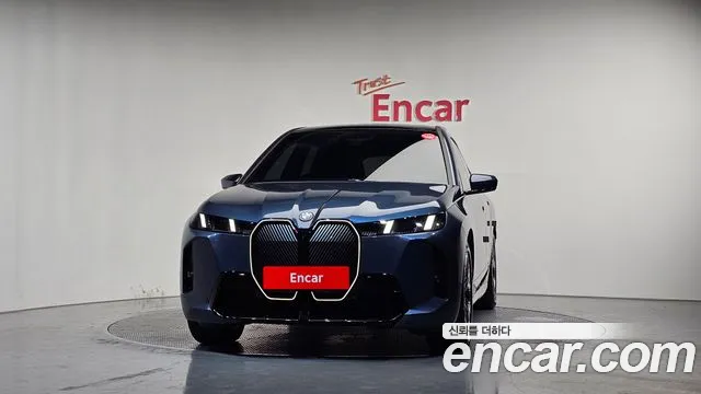 BMW iX — Фото автомобиля 2