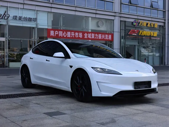 Tesla Model 3 — Фото автомобиля 3
