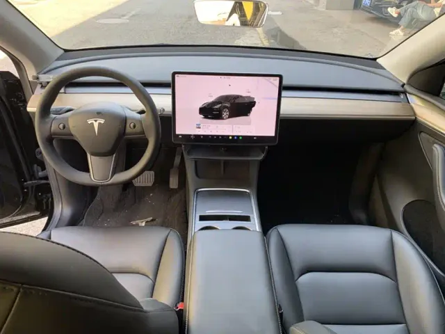 Tesla Model Y — Фото автомобиля 9