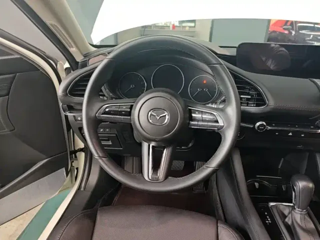 Mazda Axela — Фото автомобиля 10
