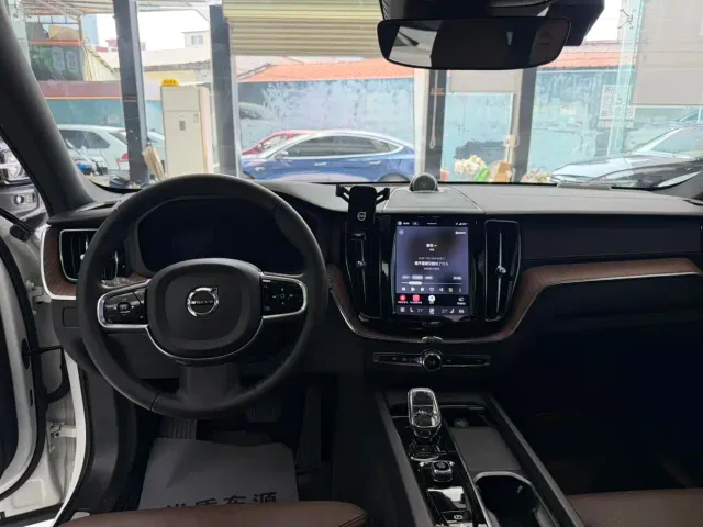 Volvo XC60 — Фото автомобиля 7