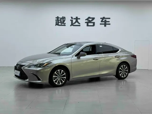 Фотография автомобиля — Lexus ES