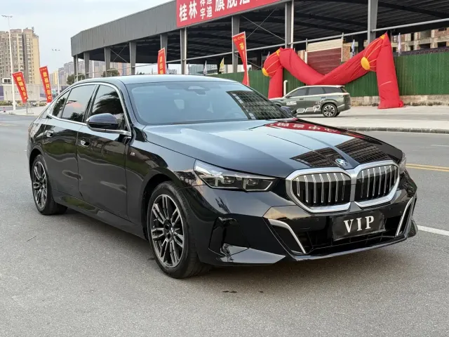 BMW 5 Series — Фото автомобиля 3