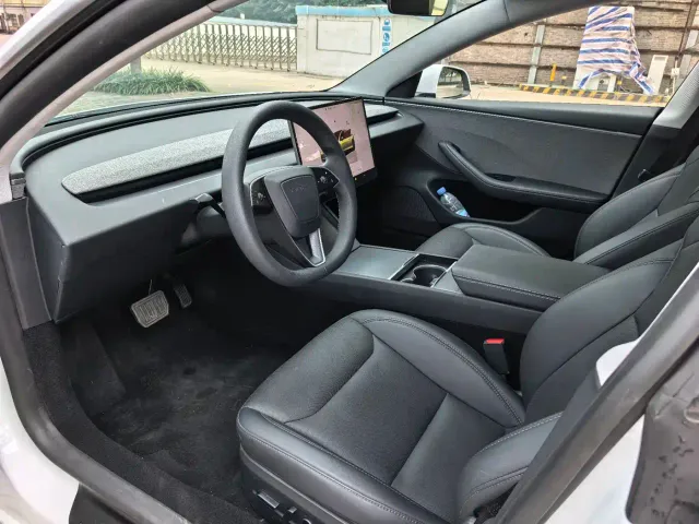 Tesla Model 3 — Фото автомобиля 4