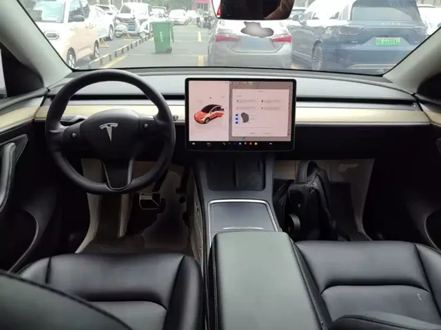 Tesla Model Y — Фото автомобиля 9