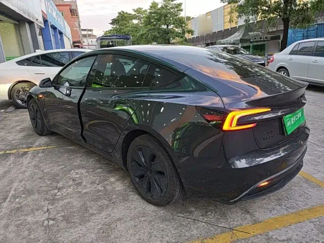 Tesla Model 3 — Фото автомобиля 4