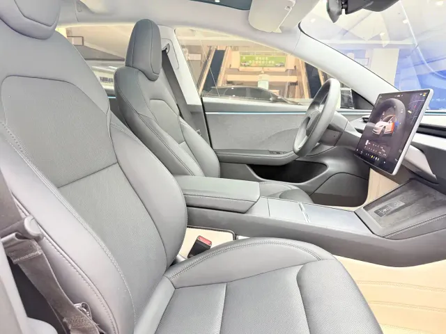 Tesla Model 3 — Фото автомобиля 11