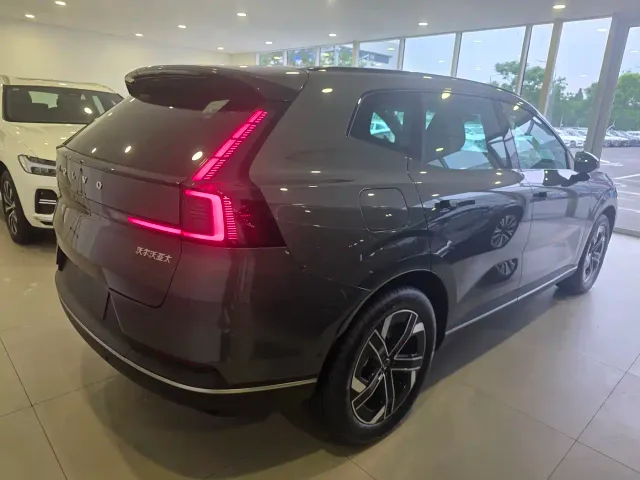 Volvo XC70 Plug-in Hybrid — Фото автомобиля 5
