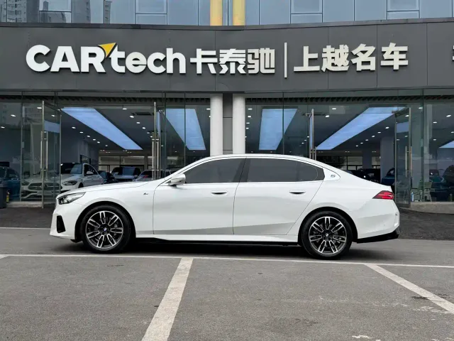 BMW 5 Series — Фото автомобиля 2