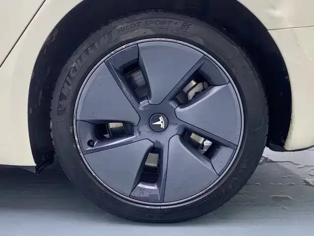 Tesla Model 3 — Фото автомобиля 19