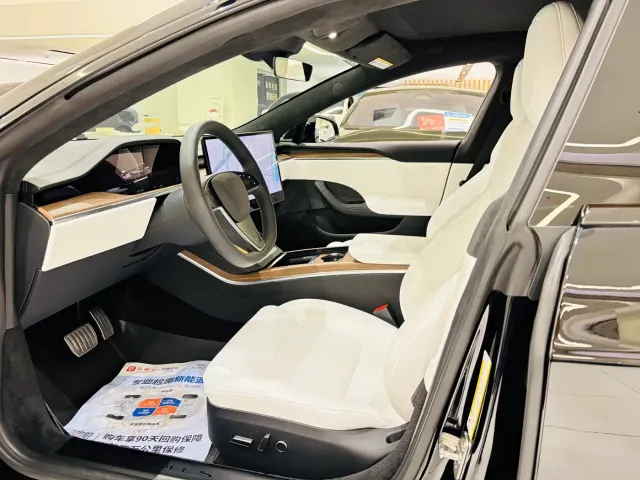 Tesla Model S — Фото автомобиля 12