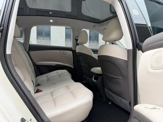 IM Motors LS6 — Фото автомобиля 10