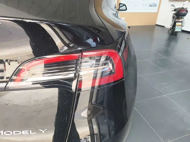Tesla Model Y — Фото автомобиля 7
