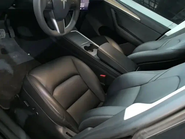 Tesla Model Y — Фото автомобиля 14