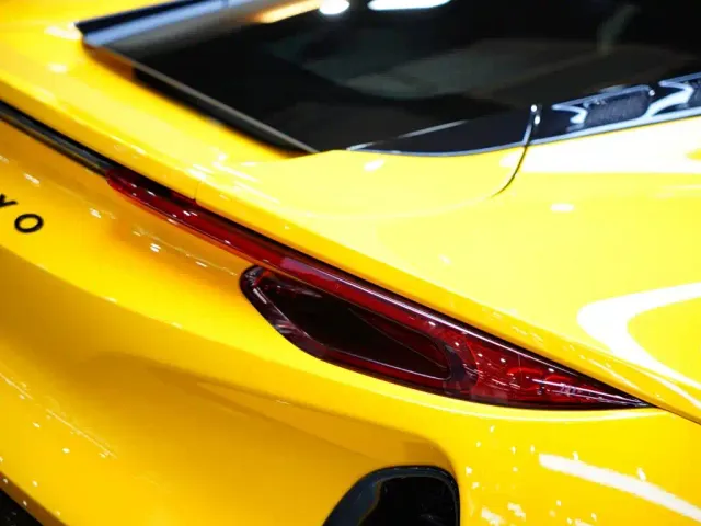 Lotus Emira — Фото автомобиля 9