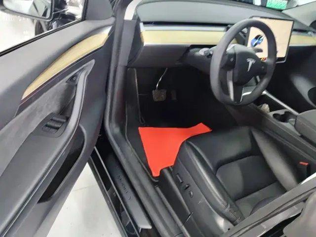 Tesla Model Y — Фото автомобиля 15