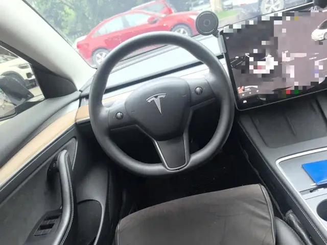 Tesla Model 3 — Фото автомобиля 11