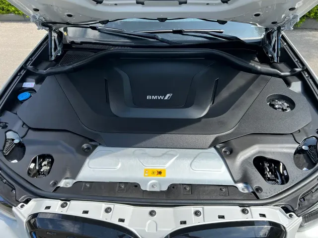 BMW iX3 — Фото автомобиля 10