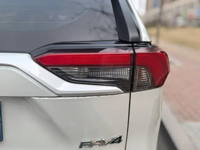 Toyota RAV4 — Фото автомобиля 10