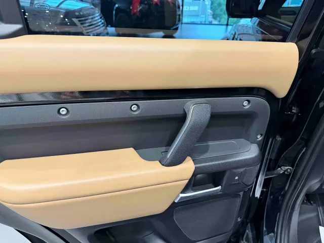 Land Rover Defender — Фото автомобиля 15
