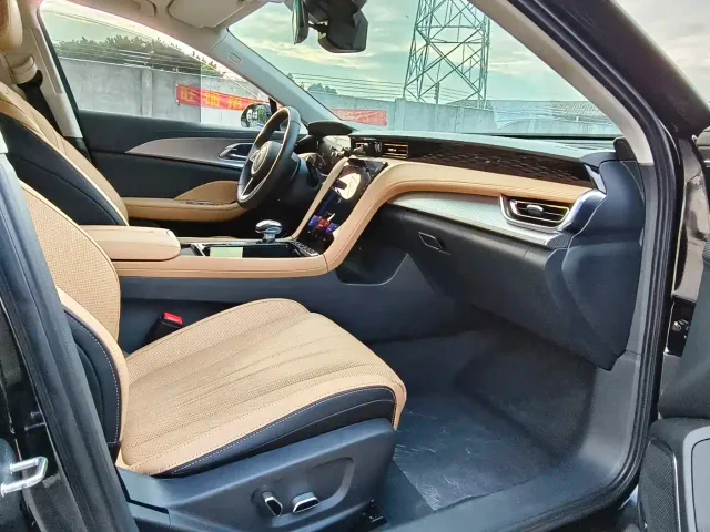 Hongqi H5 — Фото автомобиля 12