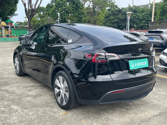 Tesla Model Y — Фото автомобиля 5