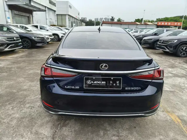 Lexus ES — Фото автомобиля 2