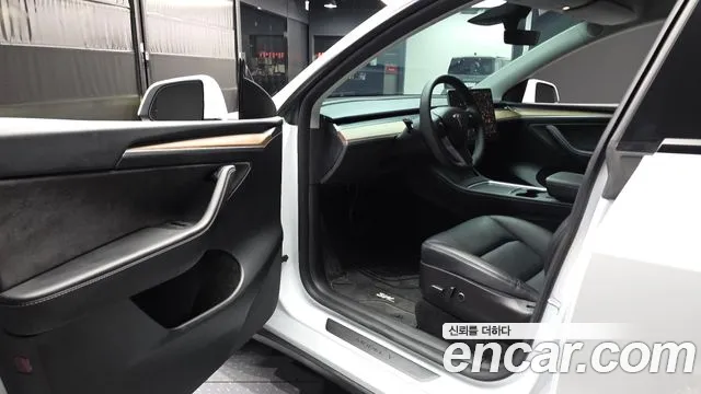 Tesla Model Y — Фото автомобиля 10