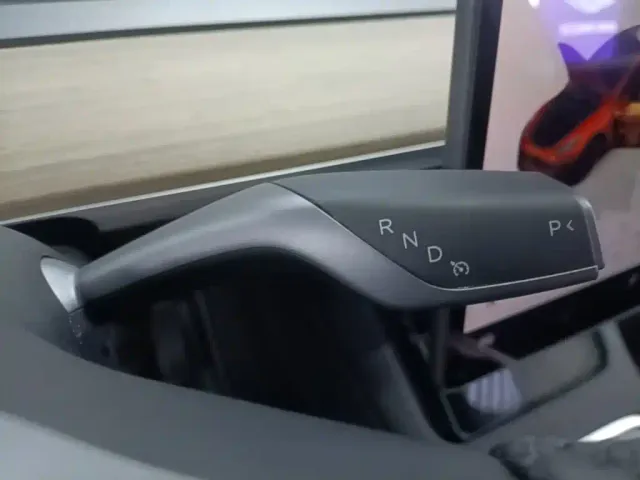 Tesla Model Y — Фото автомобиля 13