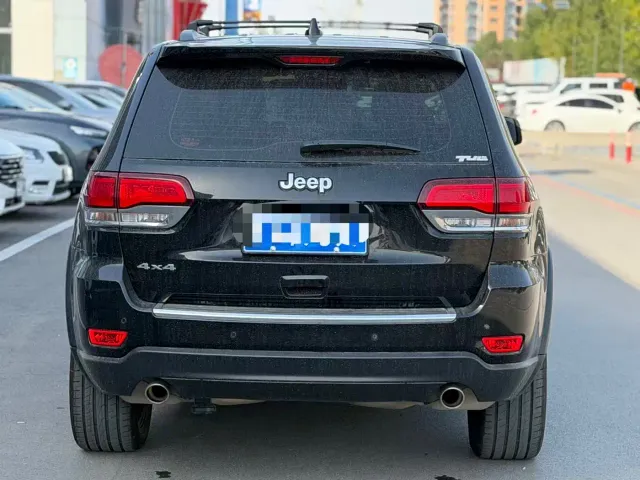 Jeep Grand Cherokee — Фото автомобиля 3