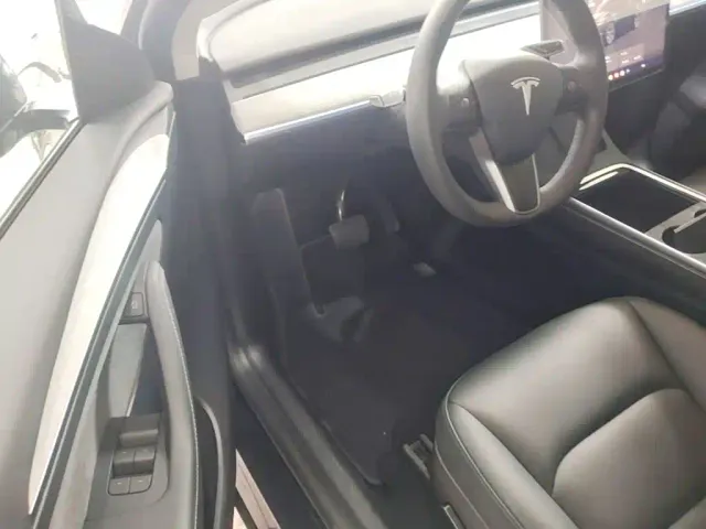 Tesla Model Y — Фото автомобиля 15