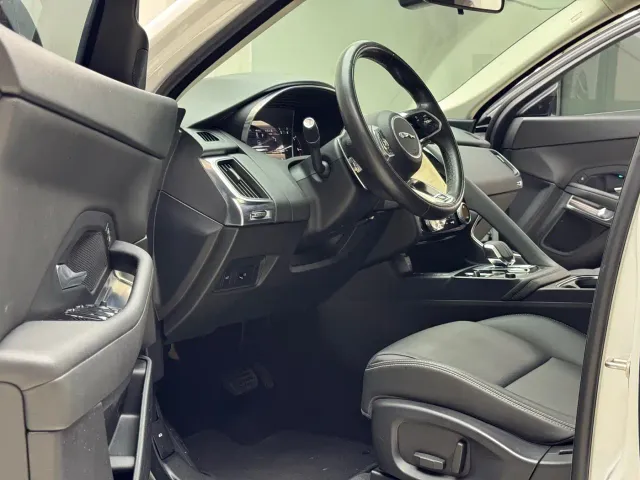 Jaguar E-PACE — Фото автомобиля 3